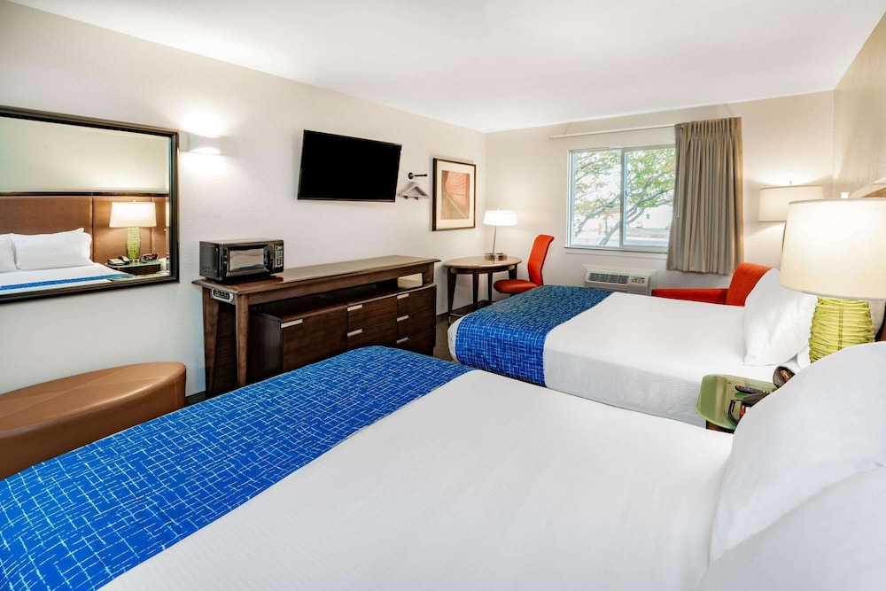 Room, 2 Queen Beds, Non Smoking photo 3