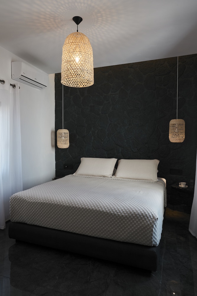 Elegant Suite with outdoor heated private Jacuzzi - Photo 1