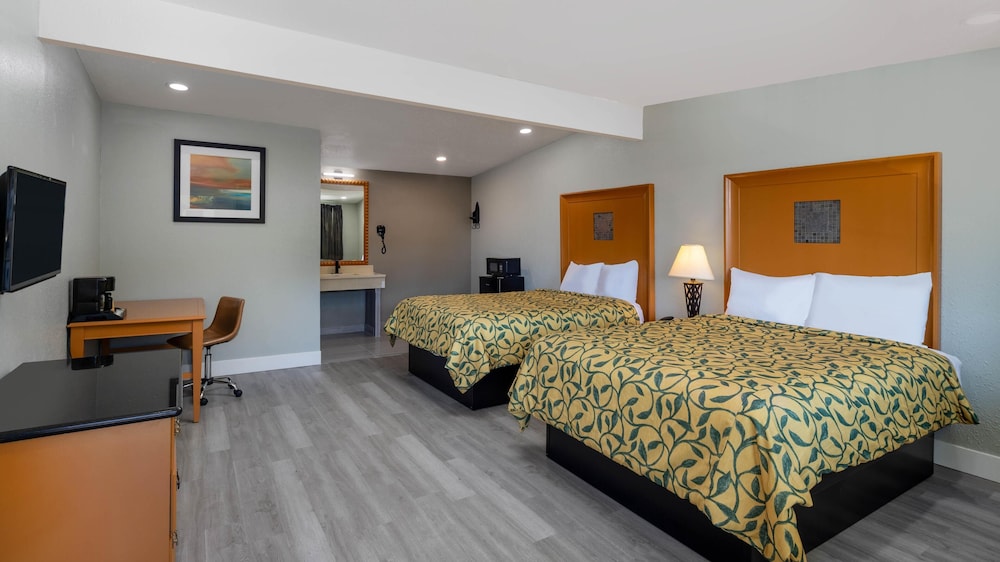 Deluxe Suite, 2 Queen Beds, Non Smoking, Refrigerator & Microwave - Photo 8