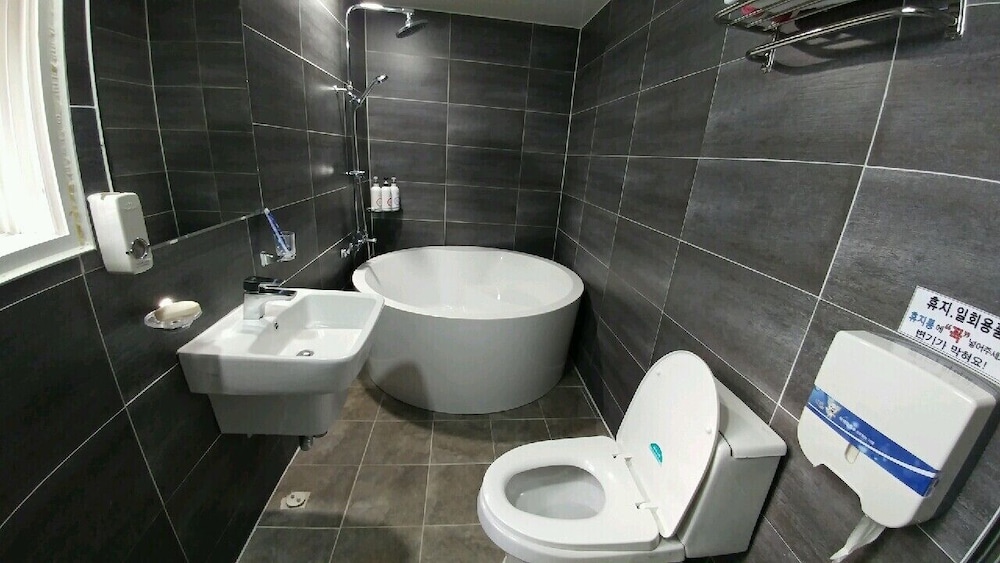 Premier Room (2pc) photo 2