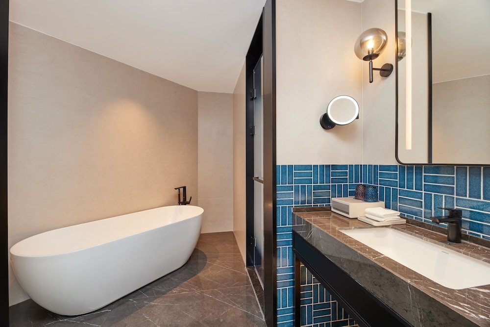 Exclusive Suite, 1 King Bed, Lake View photo 3
