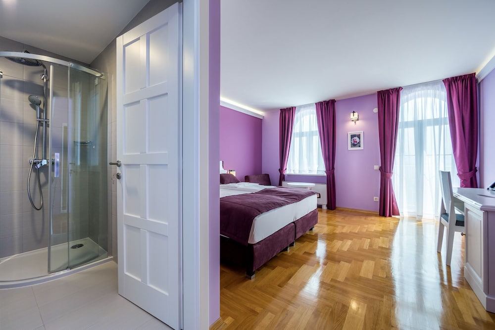 Deluxe Double Room (204)