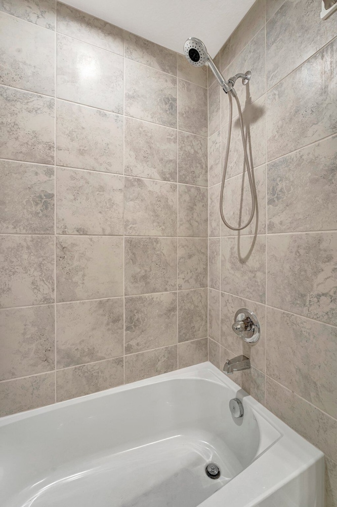 Navy Room, Shared Bath photo 3