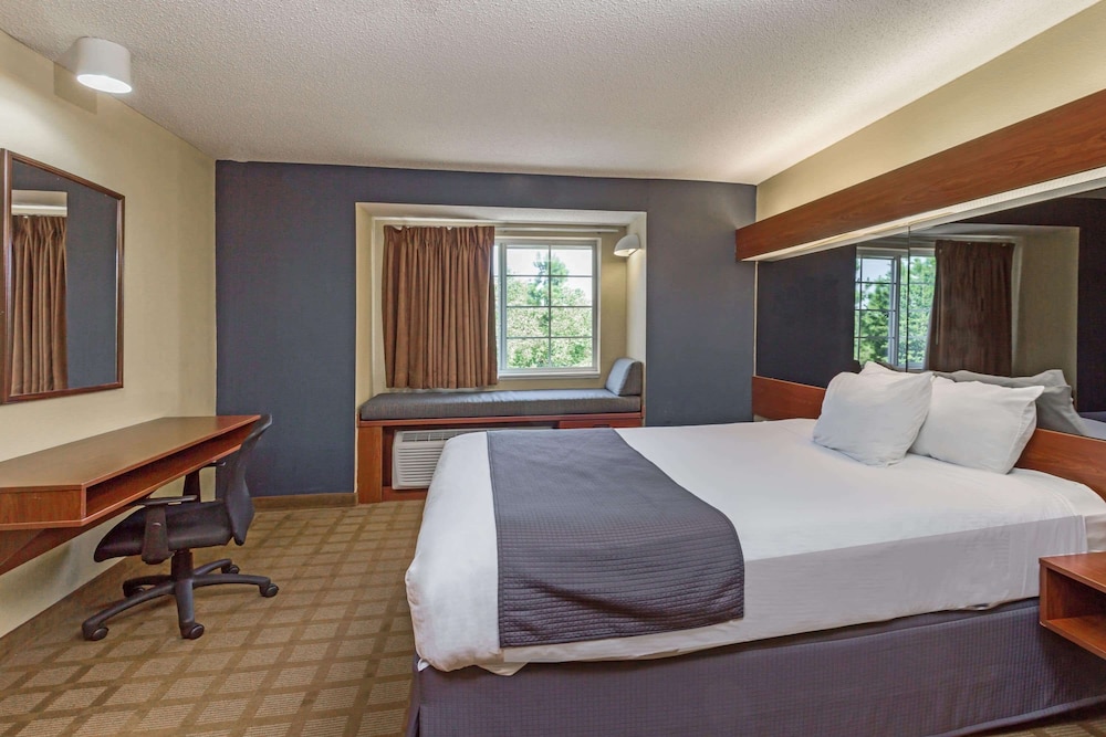 Suite, 1 Queen Bed with Sofa bed - Photo 3