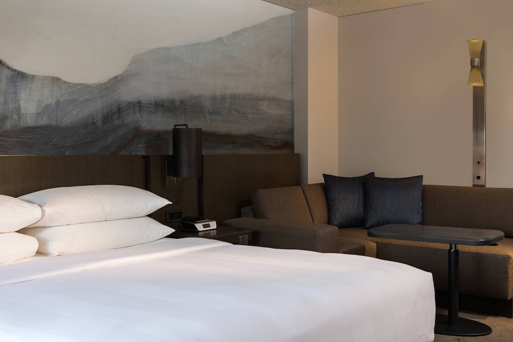 Club Room, 1 King Bed - Photo 3