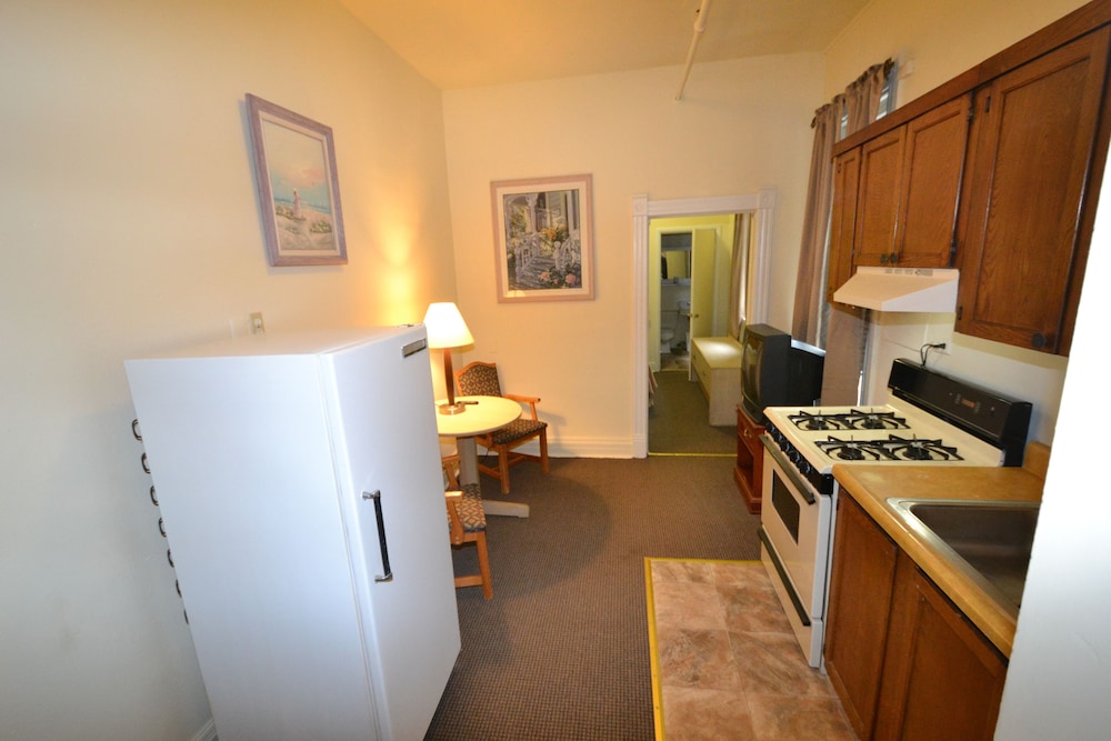 Omaha - full kitchen, bedroom, private restroom/shower photo 3