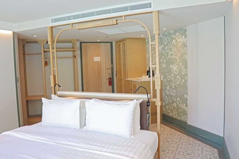 Quarter Pool Access Junior Suite, King Bed