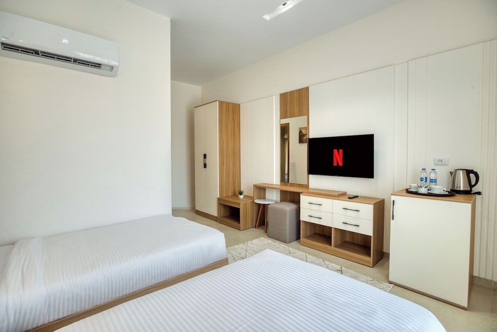Superior Twin Room, Balcony, Pool View photo 2