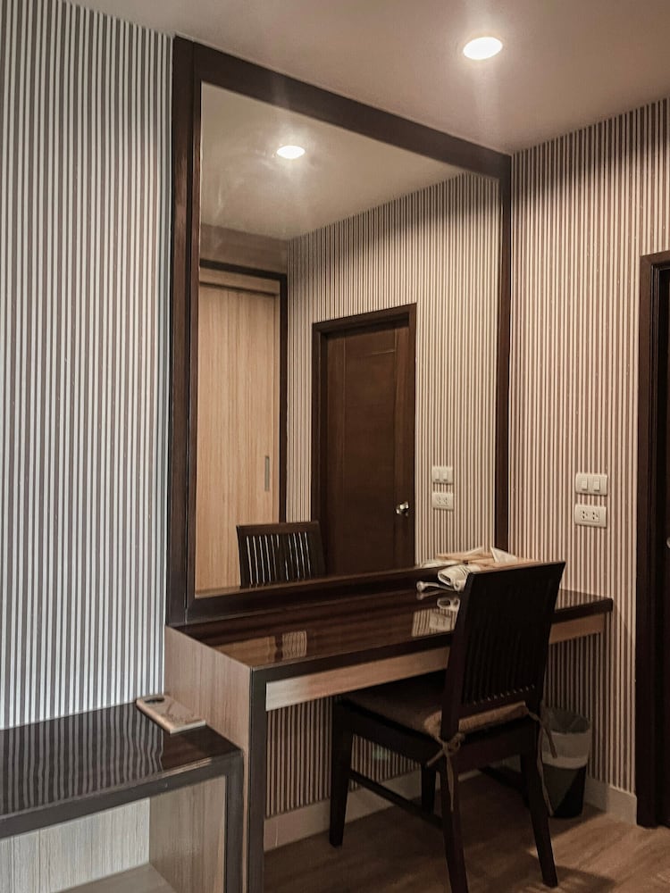 The One Suite - Photo 13