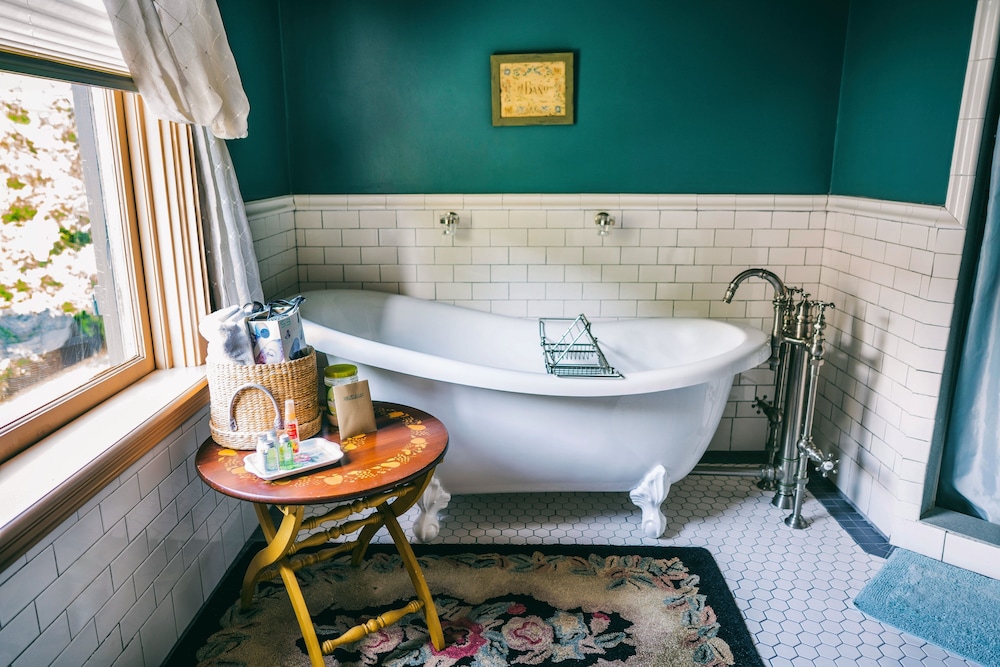 Premium Room, 1 King Bed, Jetted Tub photo 3
