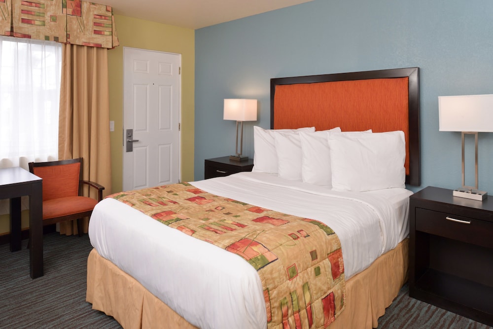 Deluxe Room, 1 King Bed - Photo 4