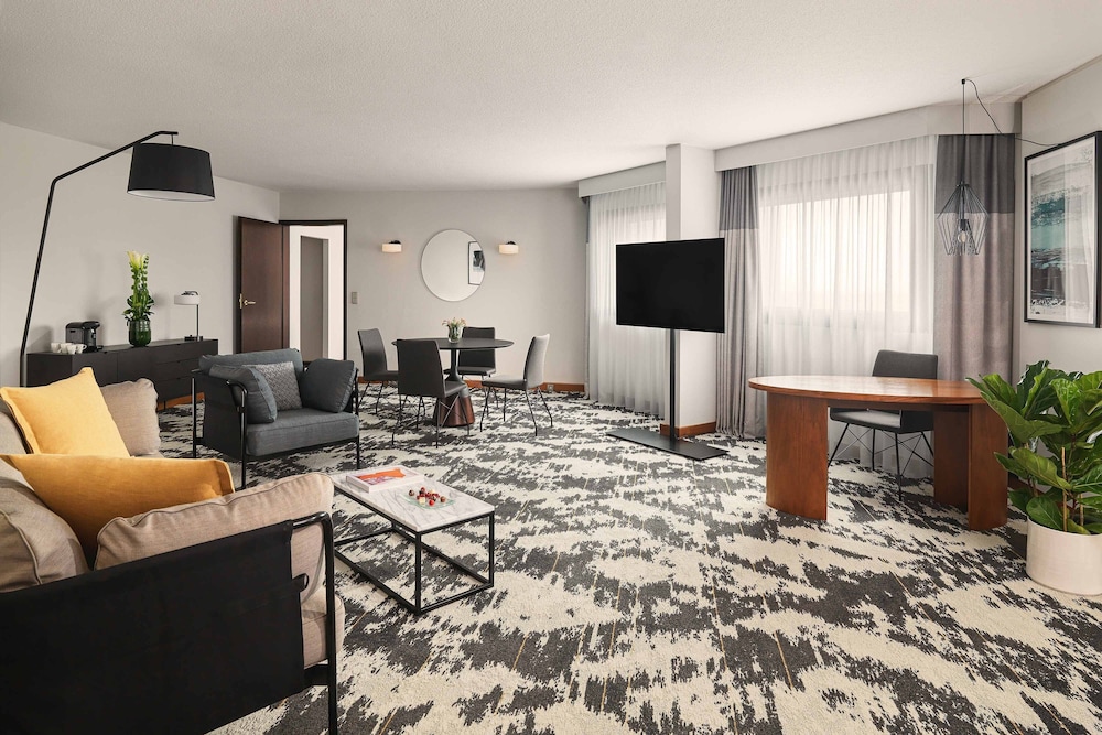 Club Suite, 1 King Bed - Photo 1