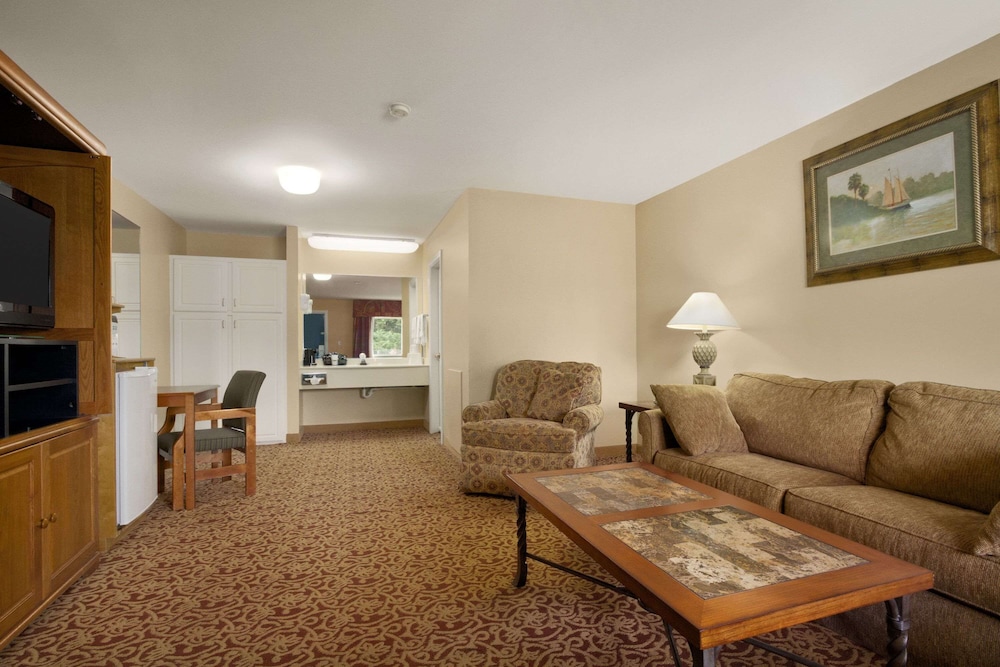 Suite, 1 King Bed with Sofa bed, Non Smoking - Photo 2