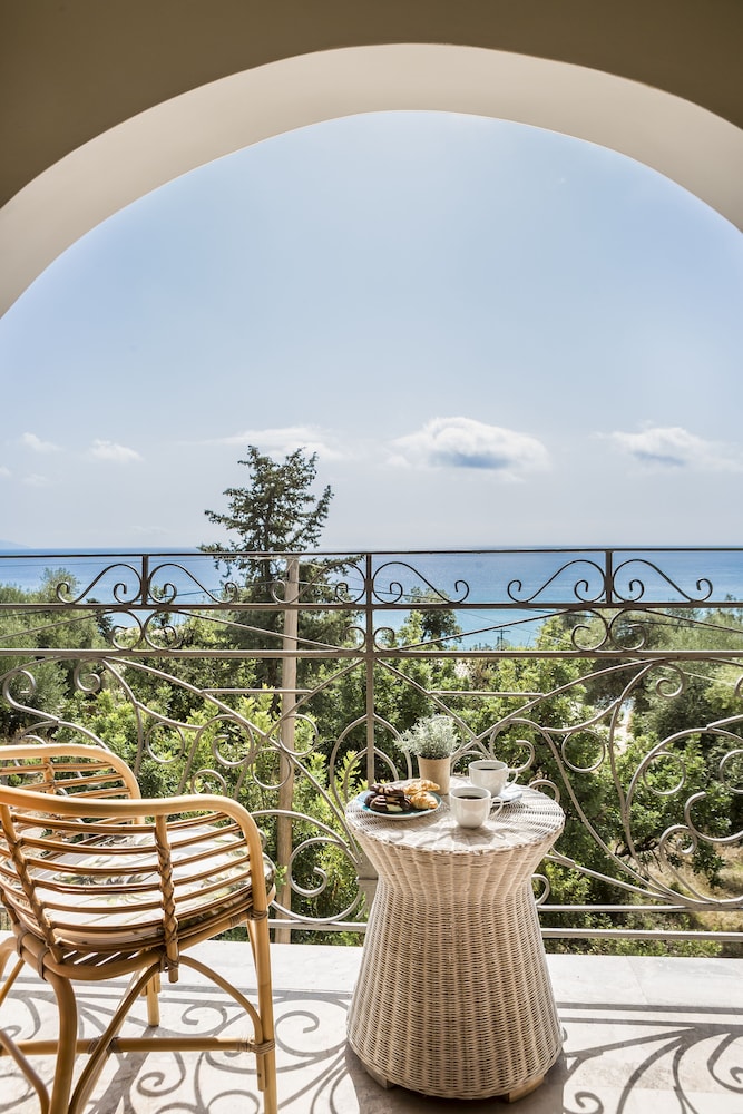 Deluxe Suite, Partial Sea View - Photo 11