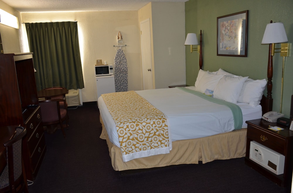 Standard Room, 1 King Bed - Photo 7