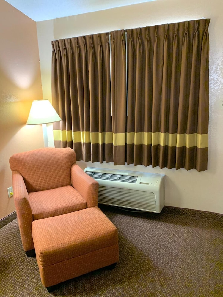 Standard Room, 1 King Bed, Smoking photo 3