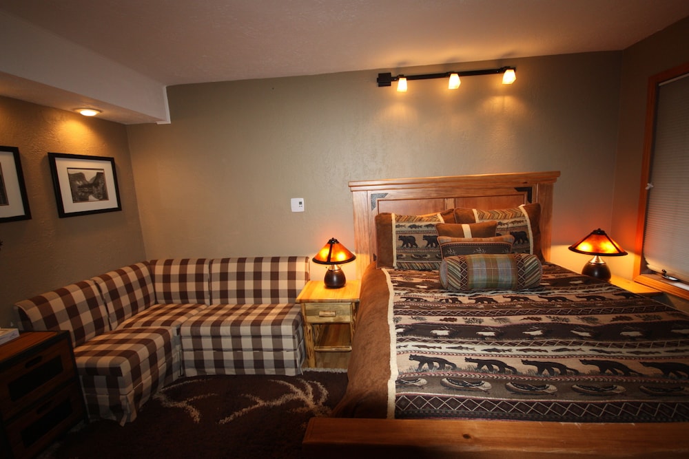 Studio, 1 Queen Bed, Pool Access, Mountain View
