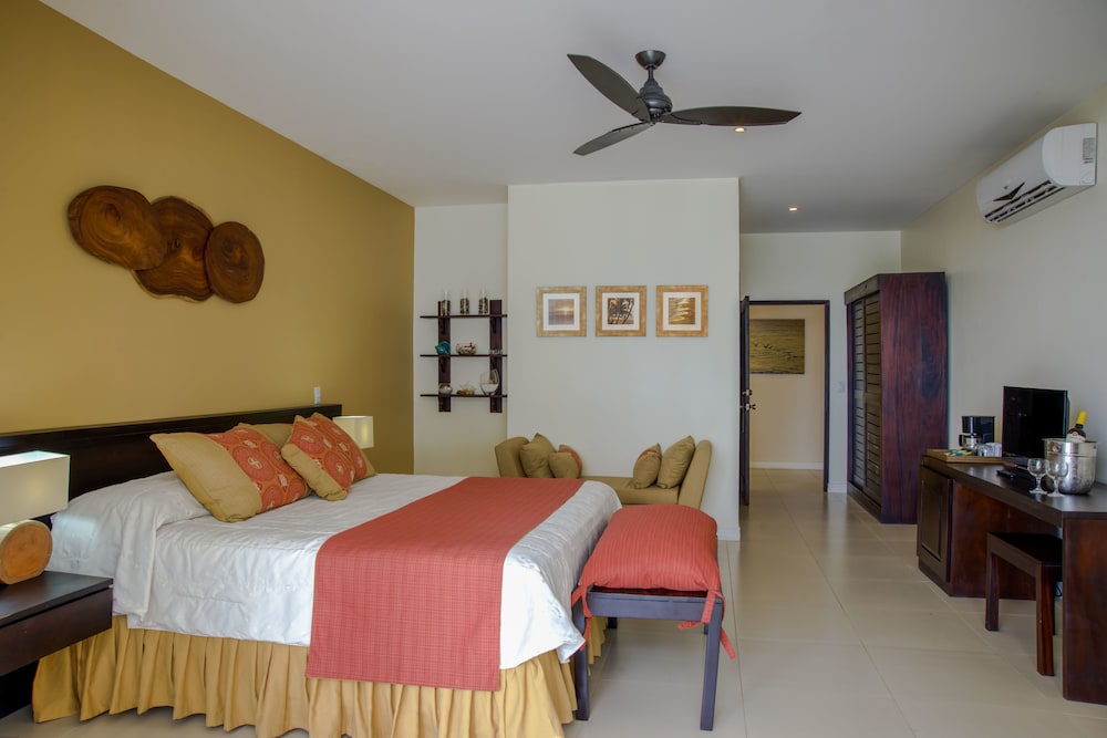 Deluxe Double Room, 1 King Bed, Beach View, Beachfront photo 2
