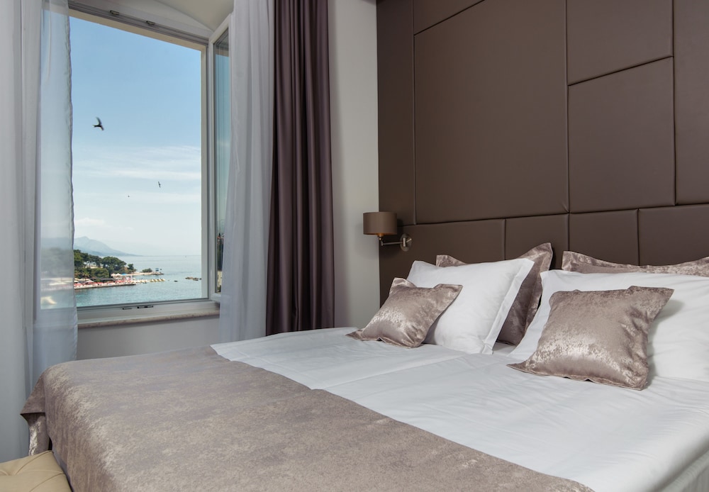 Luxury Double or Twin Room, Private Bathroom, Beach View 2