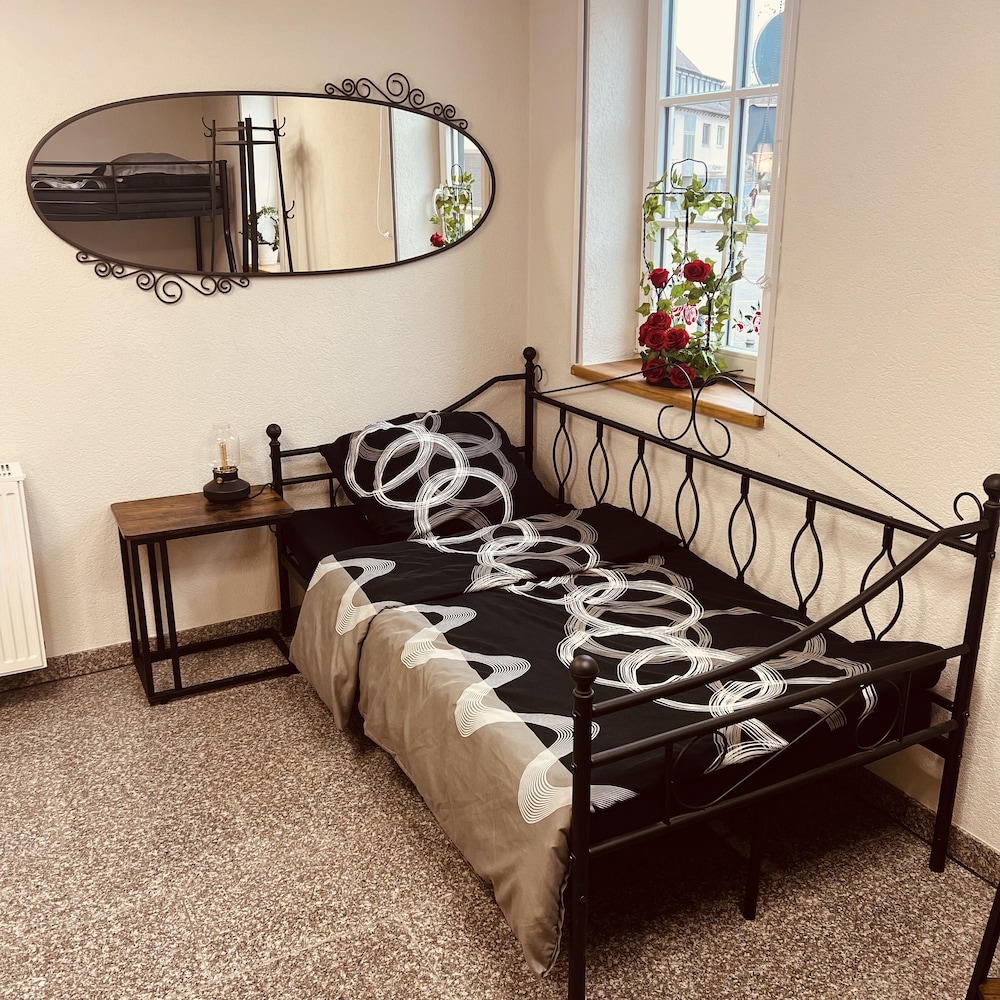 1-person room with private bathroom & shared kitchenette photo 1