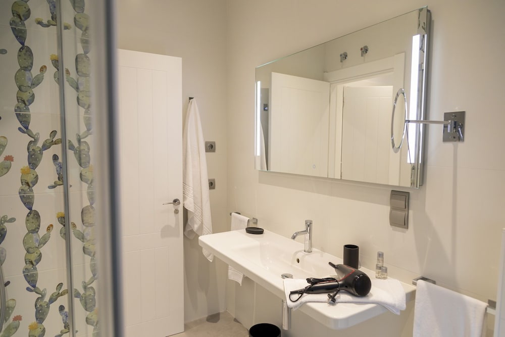 Double or Twin Room, Ensuite (1) photo 2