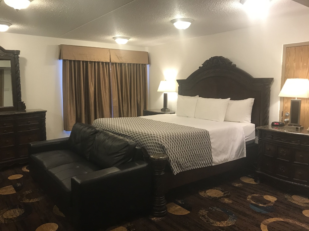 Standard Suite, 1 King Bed photo 2