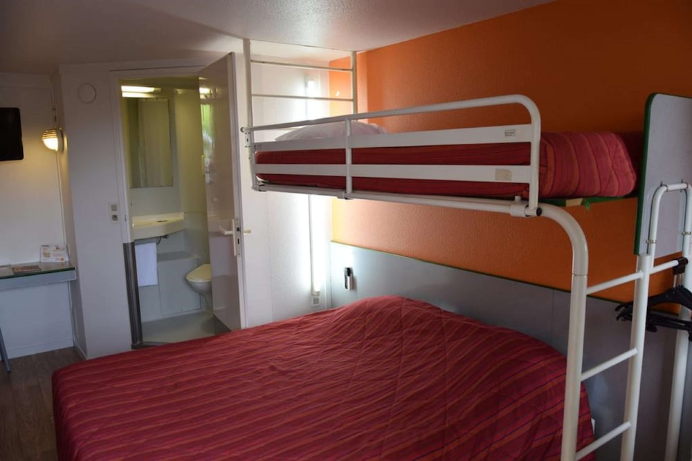 Standard Room, Multiple Beds (1 Double and 1 Single bed) - Photo 1