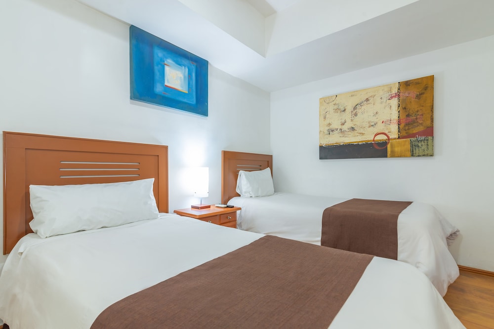 Suite, 3 Bedrooms - Photo 3