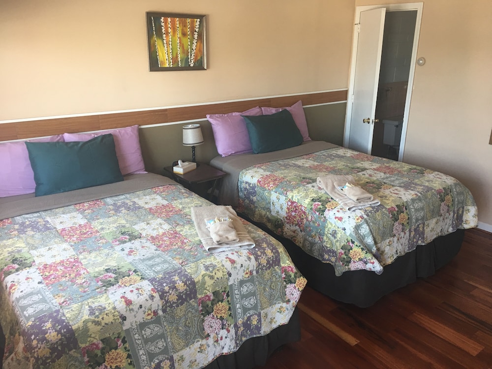 Comfort Double Room, 2 Double Beds, Refrigerator & Microwave, Partial Lake View photo 3