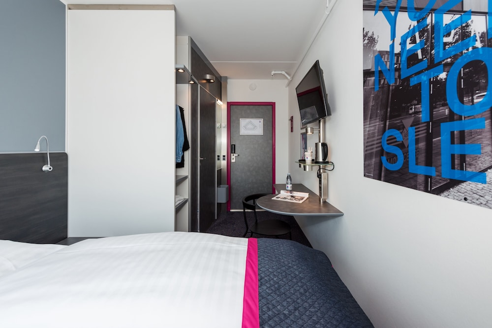 Standard Triple Room thumbnail 6