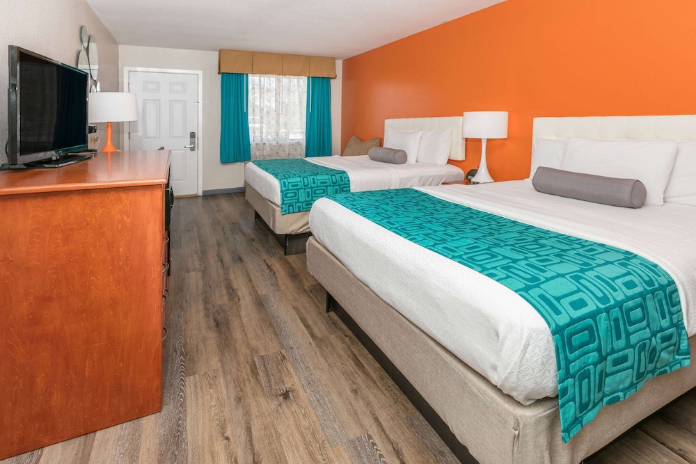 Room, 2 Queen Beds, Smoking - Photo 1