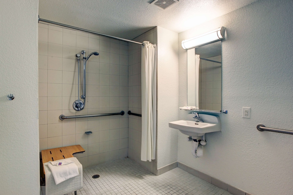 Premium Room, 1 King Bed, Non Smoking, Refrigerator - Photo 5