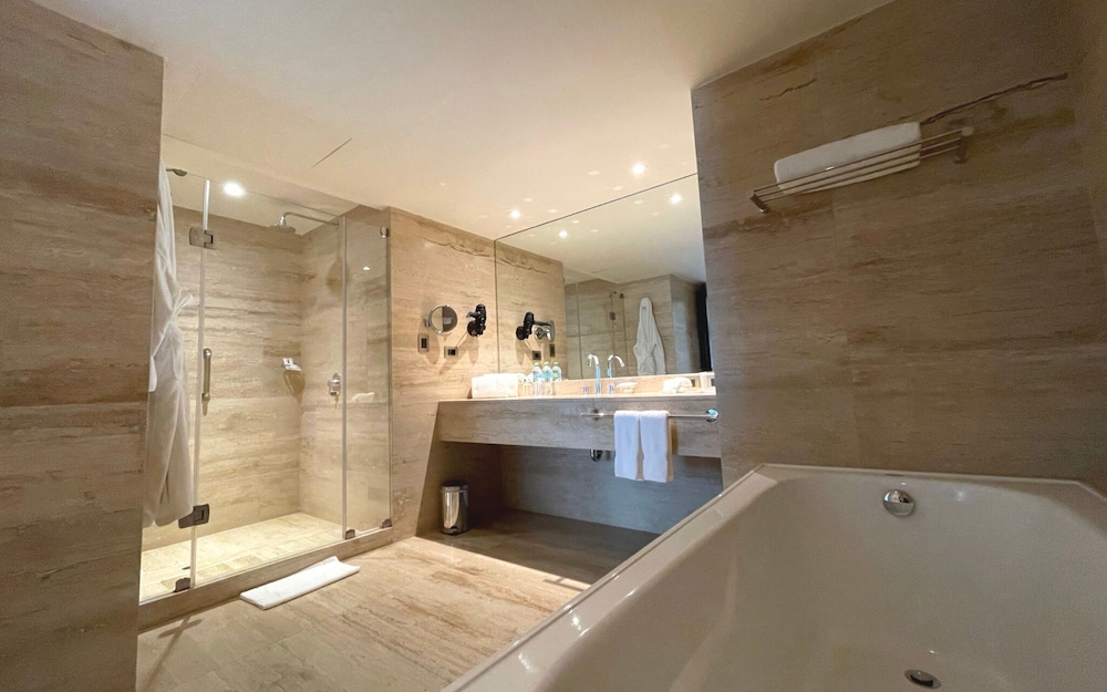 Executive Room, 1 King Bed, City View - Photo 5