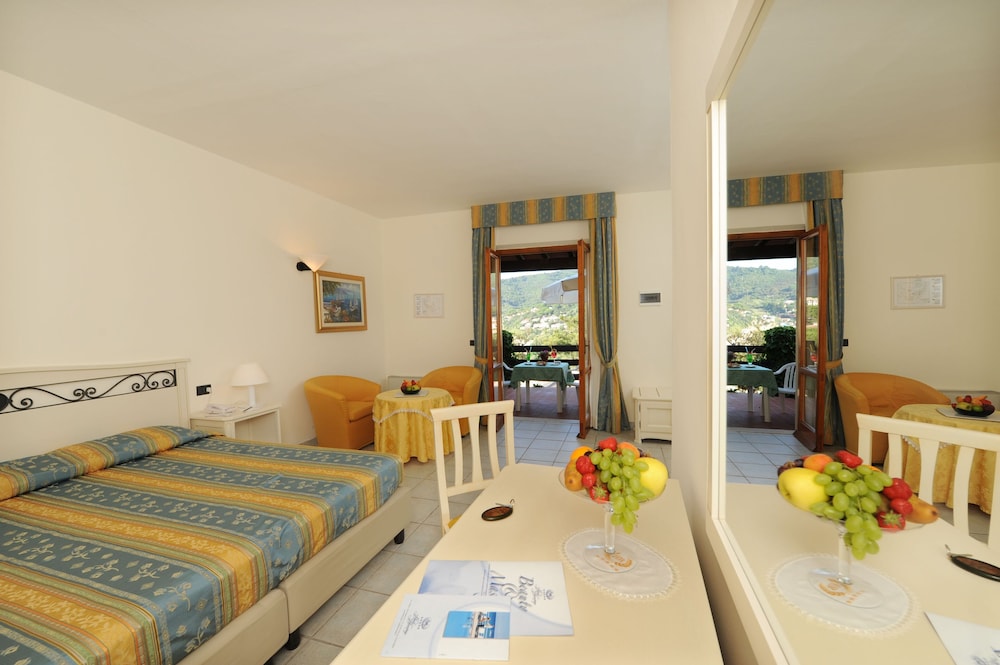 Double or Twin Room, Balcony, Garden View photo 3