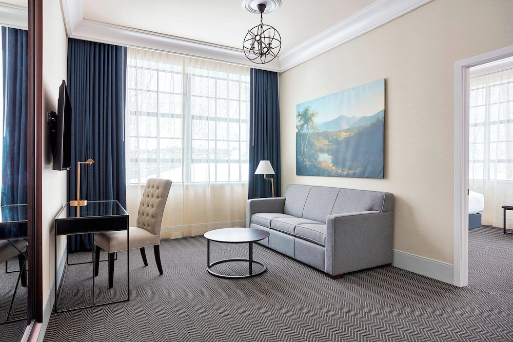 Suite, 1 King Bed with Sofa bed photo 1