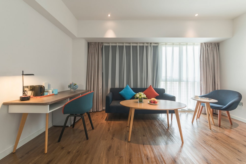 Suite, 1 Bedroom - Photo 8