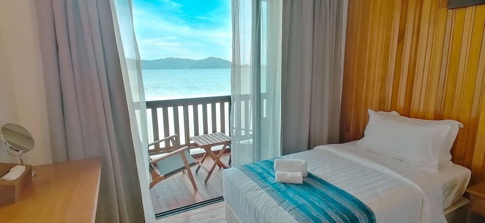 Deluxe Double or Twin Room, Balcony, Sea View photo 3