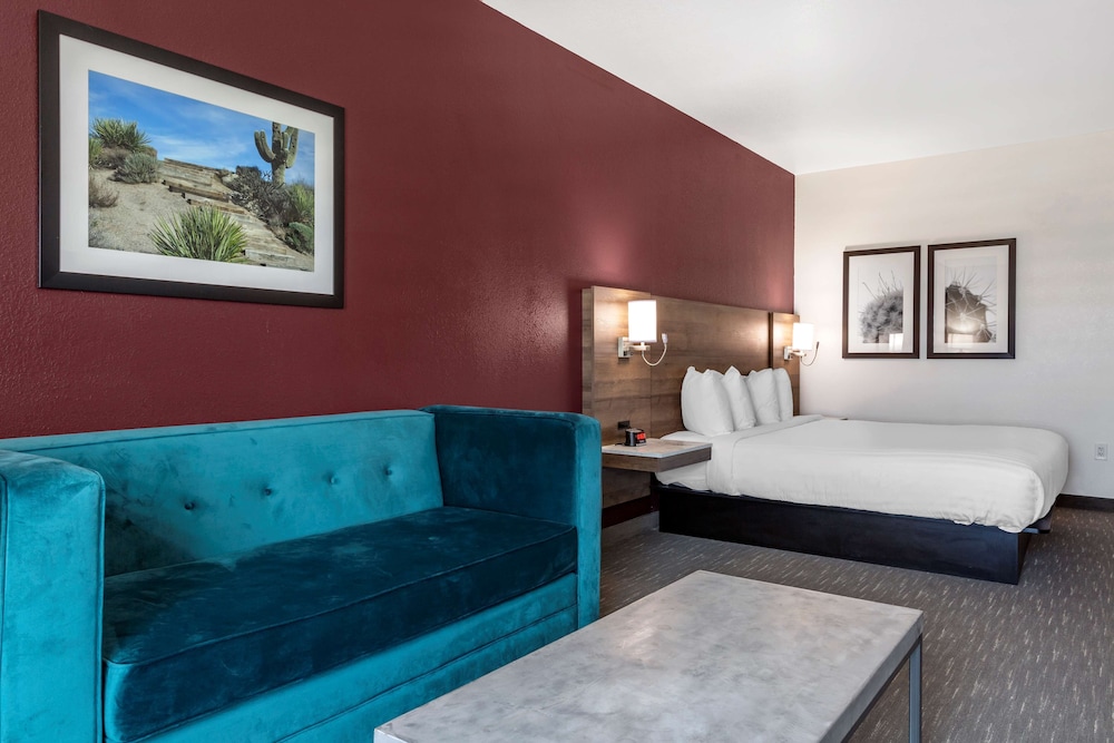 Suite, 1 King Bed, Non Smoking, Refrigerator & Microwave (with Sofabed) photo 3