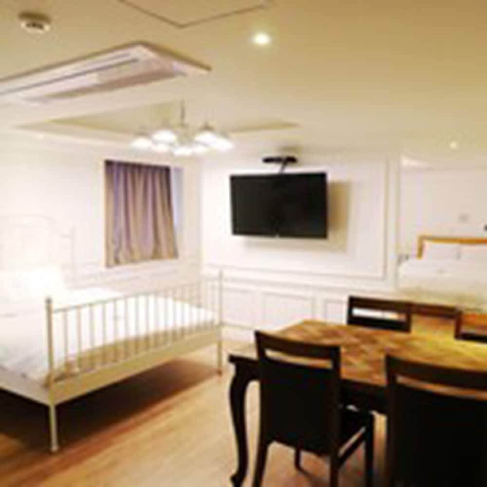 Suite (A, Base pax 5, Parking)