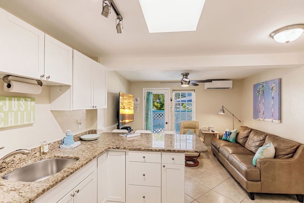 The Cabana, 2 Bedroom 2 Bath (1 King, 2 Twins)