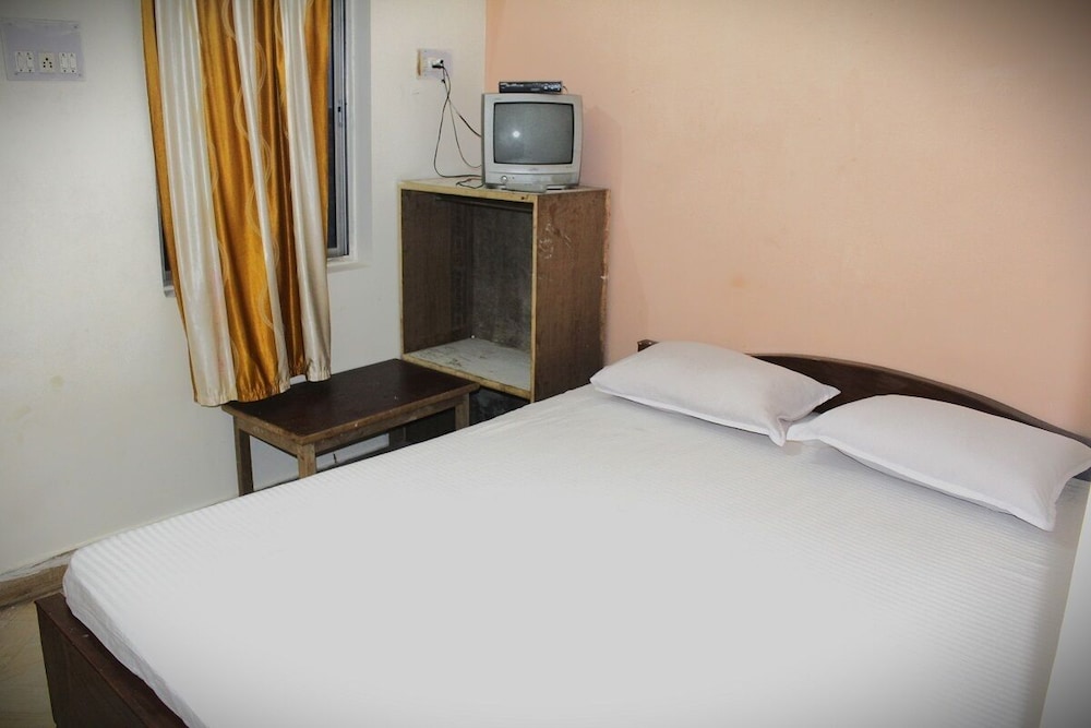 Economy Double Room, 1 Queen Bed photo 2