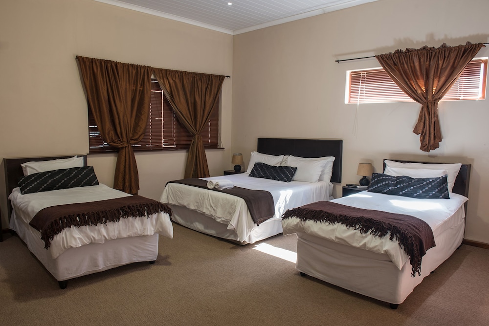 Queen & 2 single beds