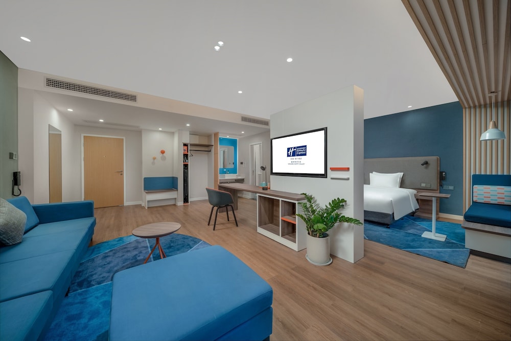 Suite, 1 King Bed, Garden View - Photo 2