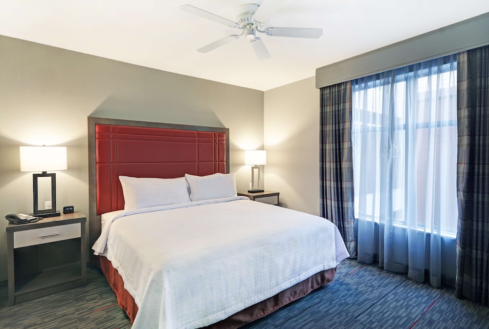 Premium Suite, 1 King Bed, Accessible, Bathtub - Photo 2