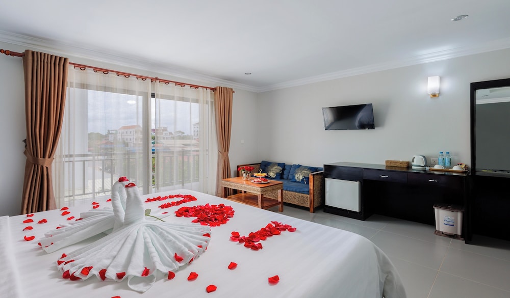 Deluxe Double Room with Balcony - Photo 2