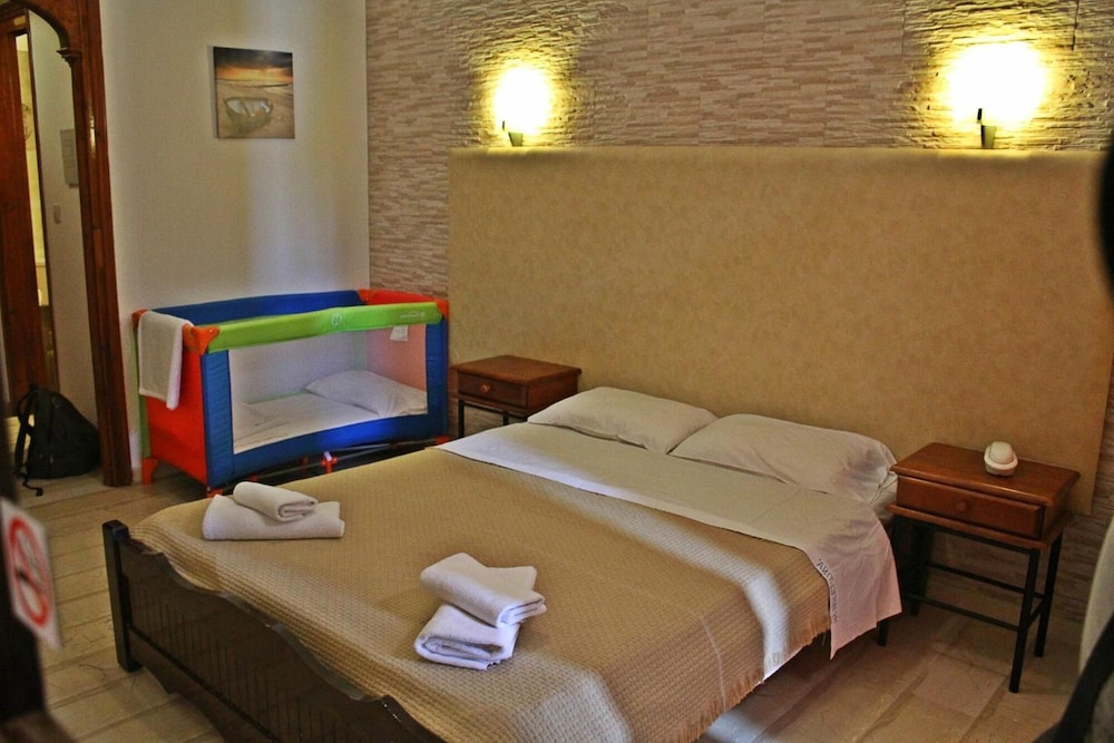 Economy Double Room, Garden View