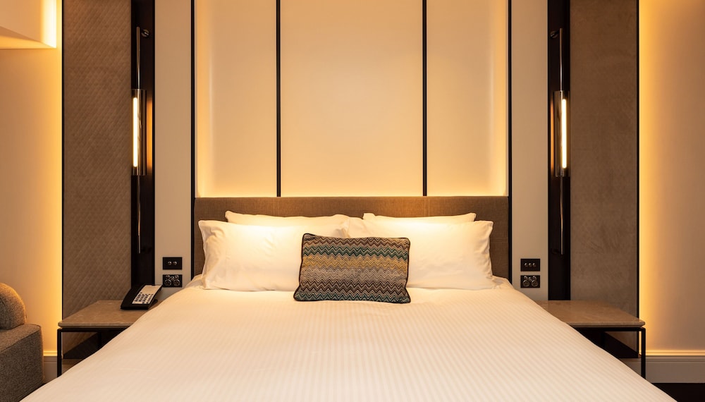 Classic Room, 1 King Bed (Low Floor) - Photo 1