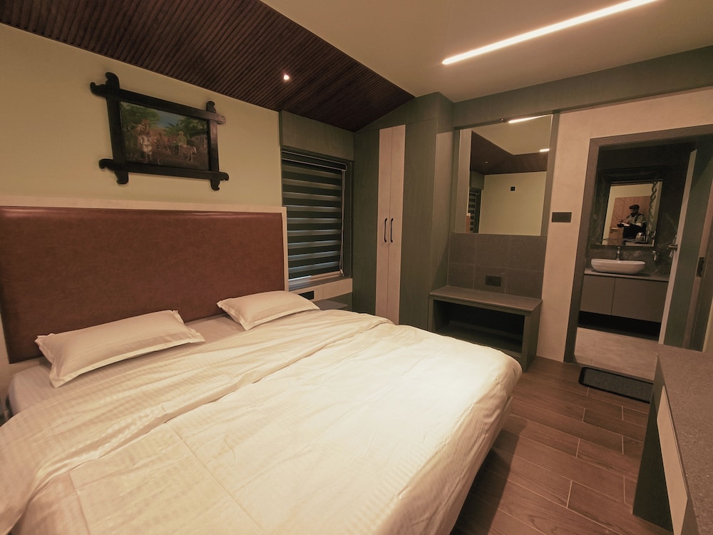 Luxury Double Room, Smoking, Private Bathroom