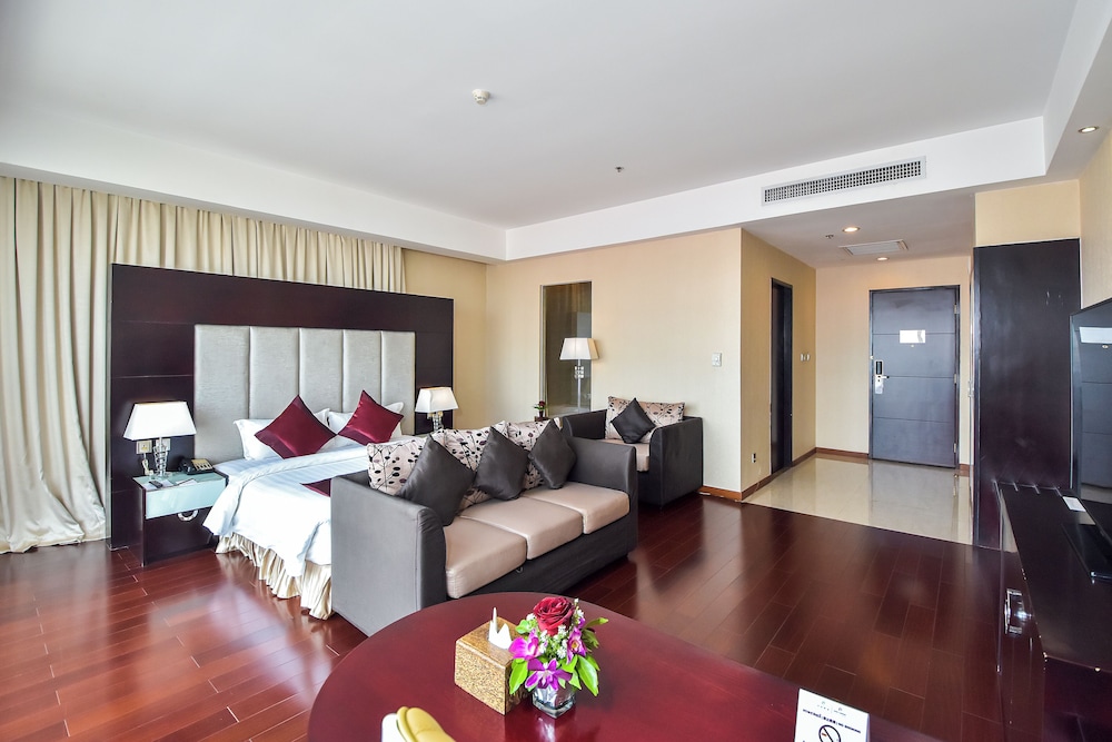 Premier Deluxe King Room - Free Two Ways Airport Transfer photo 2