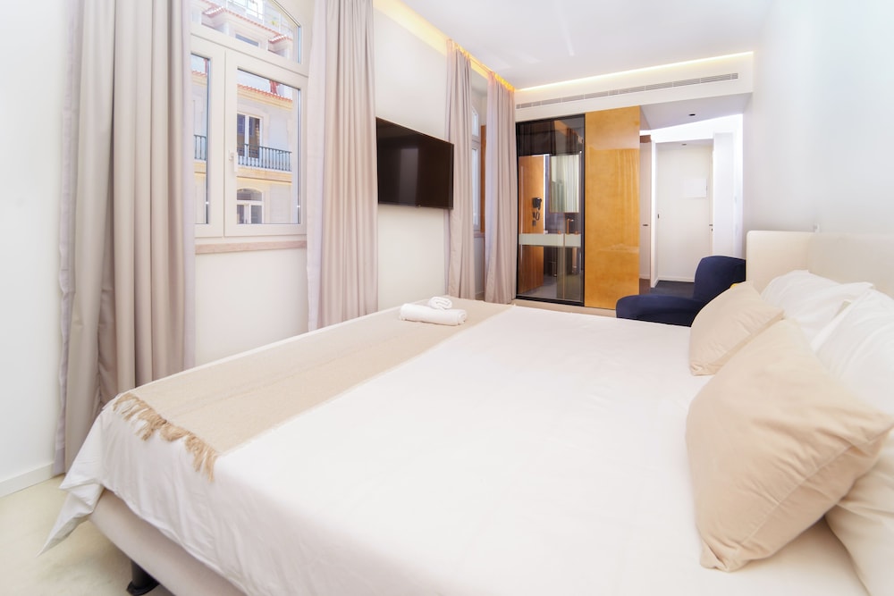 Deluxe Double Room thumbnail 5
